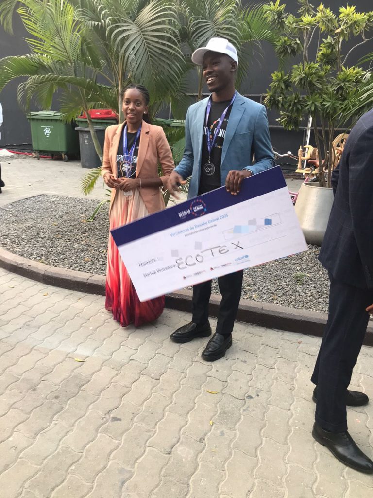 A estudante do curso de Engenharia Química do Instituto Superior Politécnico Katangoji, Isânia Dos Prazeres Emanuel é vencedora do Prémio UNICEF – Modalidade “Desafio Genial” o qual representa uma iniciativa que procura estimular a criatividade, inovação e compromisso social dos jovens, especialmente estudantes.
Esse prémio tem um significado muito importante, pois representa:
Reconhecimento do talento e da criatividade.
Oportunidade de protagonismo juvenil.
Acesso a formação e mentoria.
Possibilidade de impacto social.
Motivação e inspiração para outros jovens.
Em resumo:
Para um estudante angolano, o “Desafio Genial” da UNICEF significa reconhecimento, oportunidade e responsabilidade — é a chance de mostrar o seu potencial criativo e contribuir para um futuro melhor no país.
Venha Fazer a Diferença!